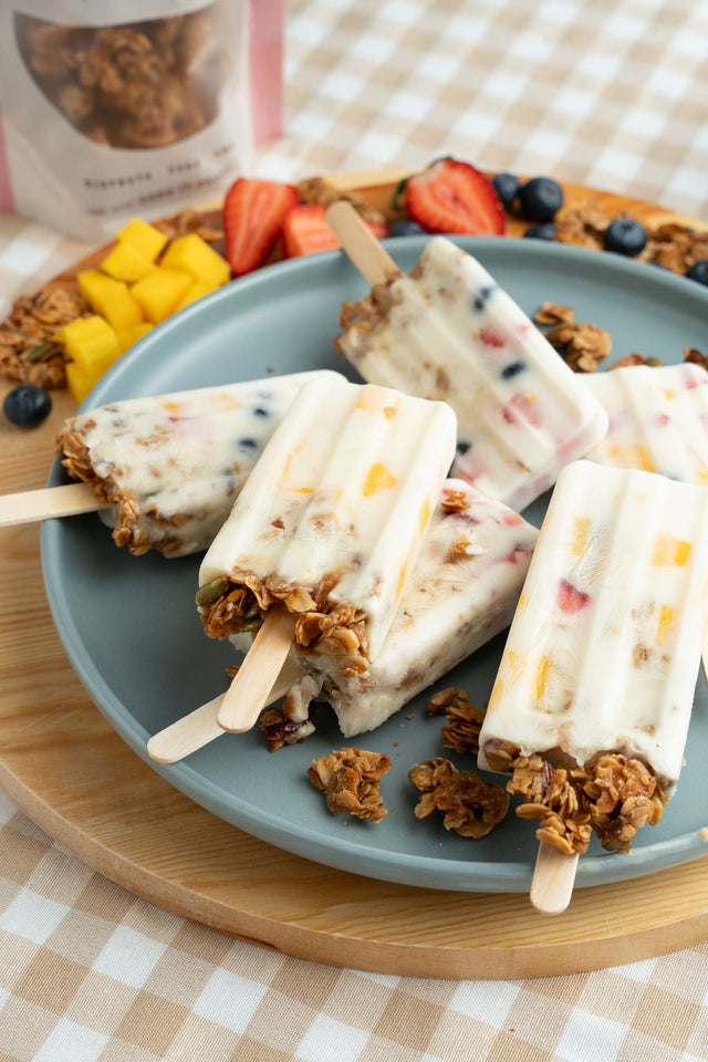 Paletas de yogur con fruta y granola