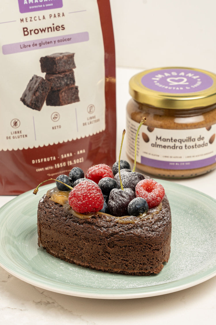 Kit para Brownies AMASANA con brownie decorado con frutos rojos