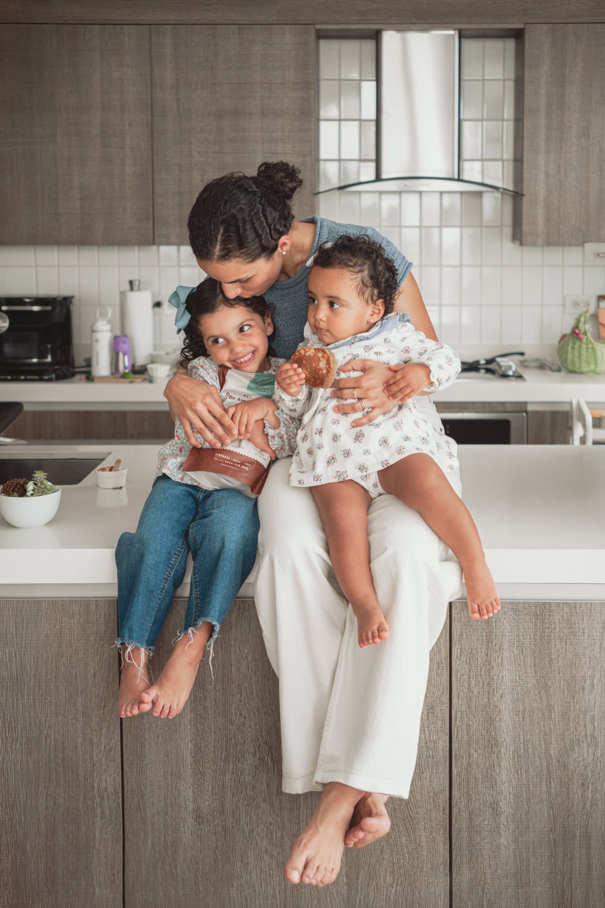 Victoria y sus hijas en la cocina con AMASANA