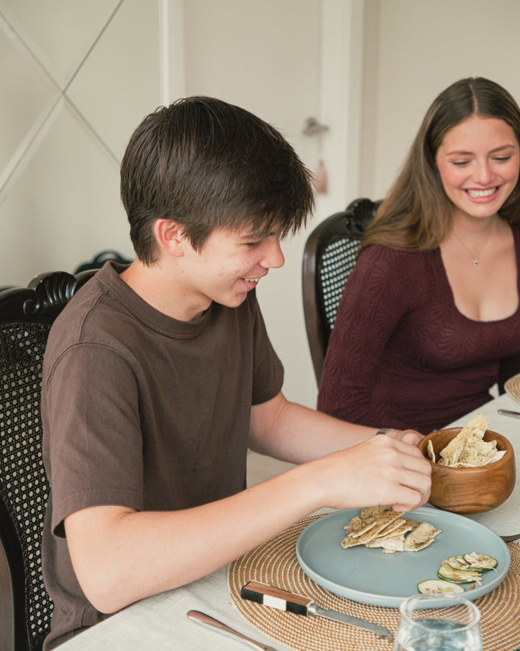 Jóvenes compartiendo la mesa con productos AMASANA